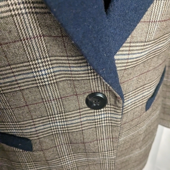 Daniel Cremieux Plaid Blazer with Navy Accents - Picture 6 of 12